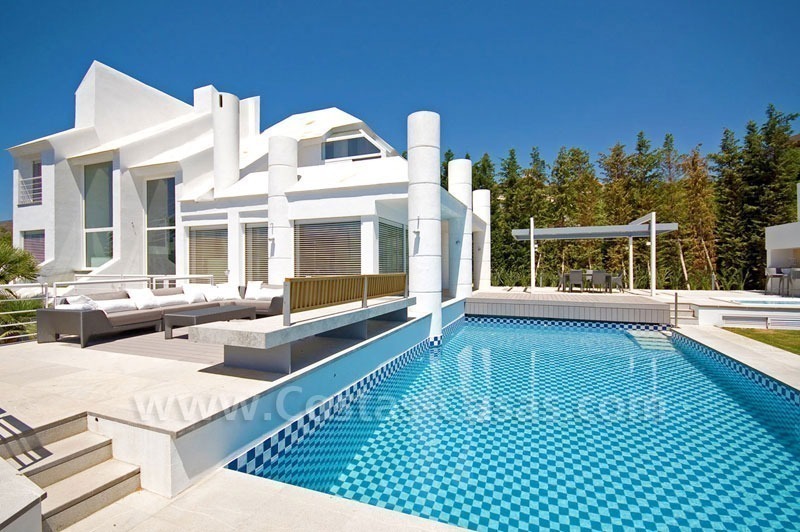 Villa moderna situada en primera línea de golf a la venta en Nueva Andalucía – Marbella