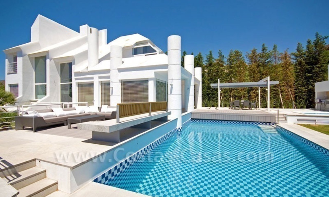 Villa moderna situada en primera línea de golf a la venta en Nueva Andalucía – Marbella 0