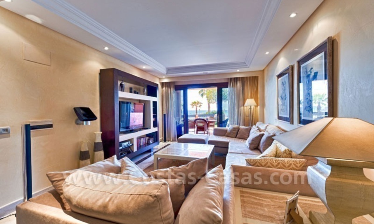 Apartamento de lujo situado en primera línea de playa a la venta en la zona de Marbella – Estepona 10