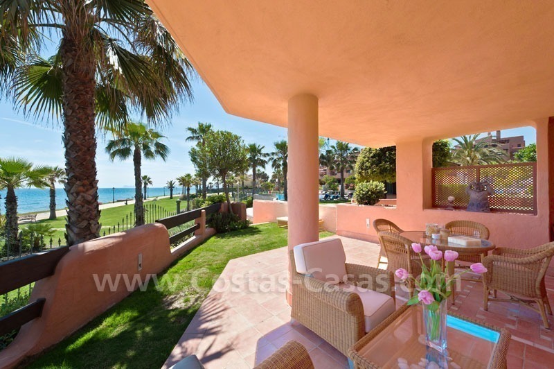 Apartamento de lujo situado en primera línea de playa a la venta en la zona de Marbella – Estepona