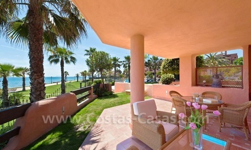Apartamento de lujo situado en primera línea de playa a la venta en la zona de Marbella – Estepona 