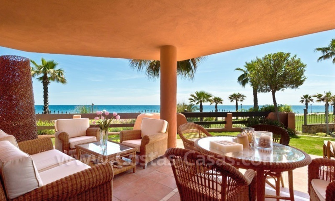 Apartamento de lujo situado en primera línea de playa a la venta en la zona de Marbella – Estepona 1