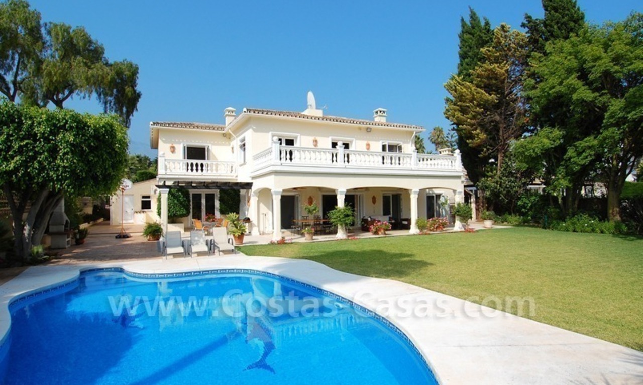 Villa espaciosa situada en primera línea de golf para comprar en zona muy deseada en Nueva Andalucía – Puerto Banús – Marbella 0