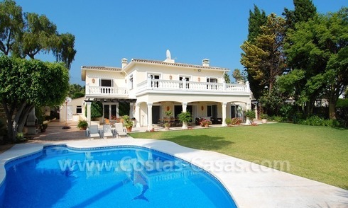 Villa espaciosa situada en primera línea de golf para comprar en zona muy deseada en Nueva Andalucía – Puerto Banús – Marbella 