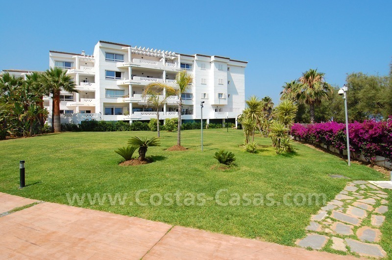 Apartamento en primera línea de playa a la venta en Puerto Banús – Marbella