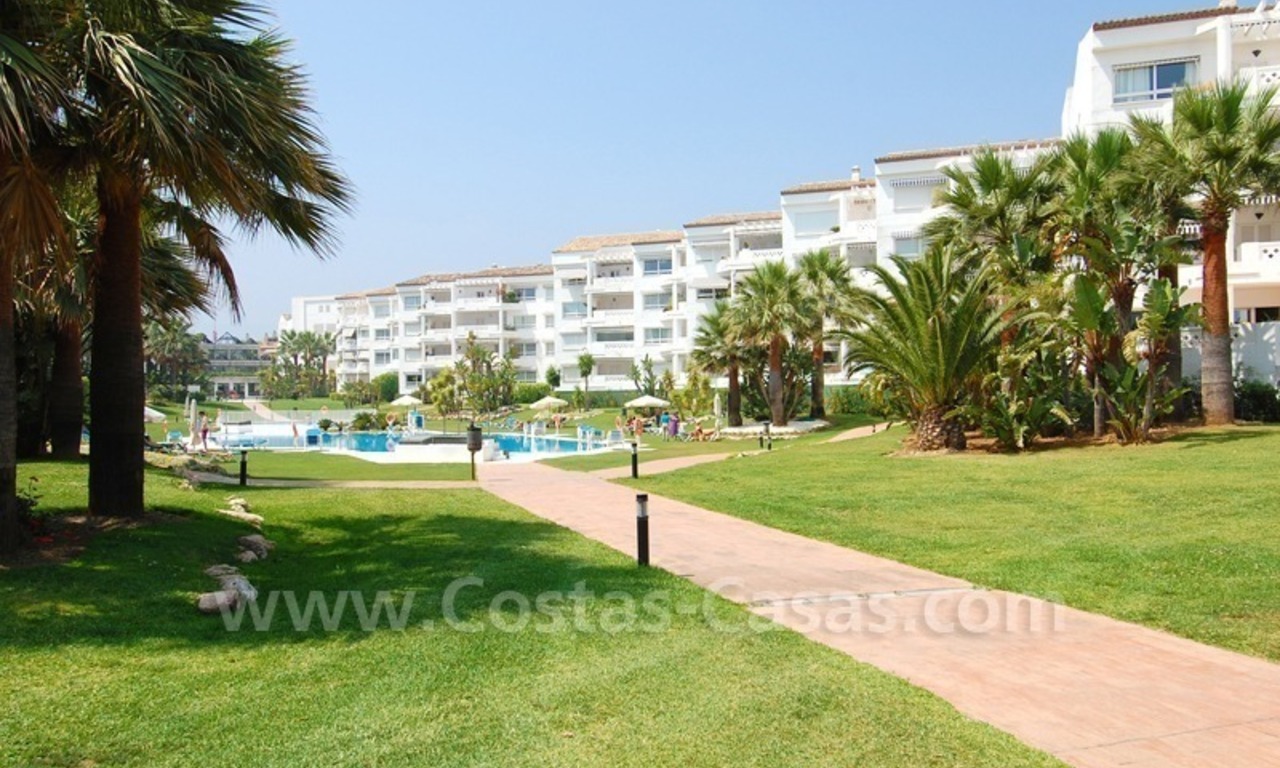 Apartamento en primera línea de playa a la venta en Puerto Banús – Marbella 2