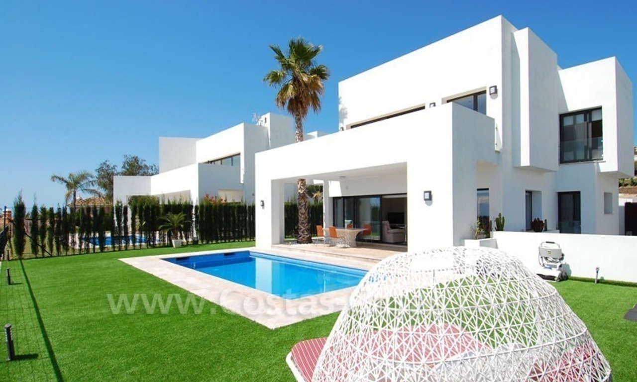 Villa moderna a la venta, primera línea de golf con vistas al mar, Marbella – Benahavis 0