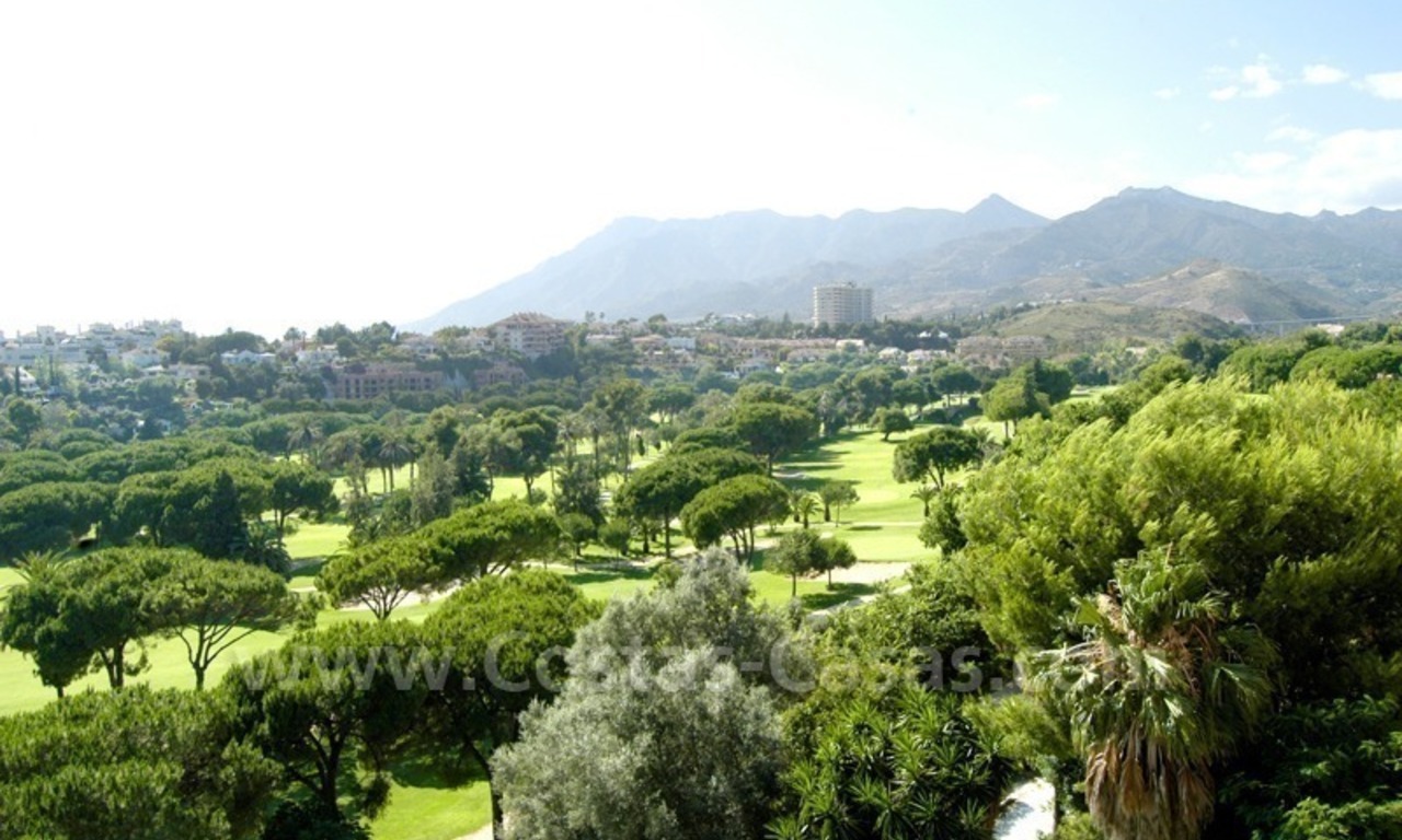 Apartamento en primera línea de golf a la venta en Marbella este 2