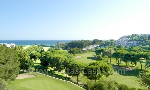 Apartamento en primera línea de golf a la venta en Marbella este 