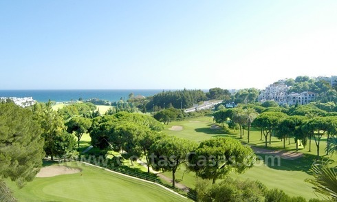 Apartamento en primera línea de golf a la venta en Marbella este