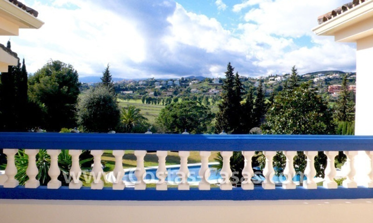 Estupenda villa de lujo a la venta en primera línea de golf en Marbella Oeste – Estepona 13