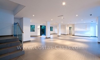 Villa de estilo moderno situada en primera línea de golf en Nueva Andalucía, Marbella 4