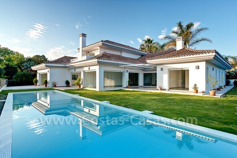 Villa de estilo moderno situada en primera línea de golf en Nueva Andalucía, Marbella 