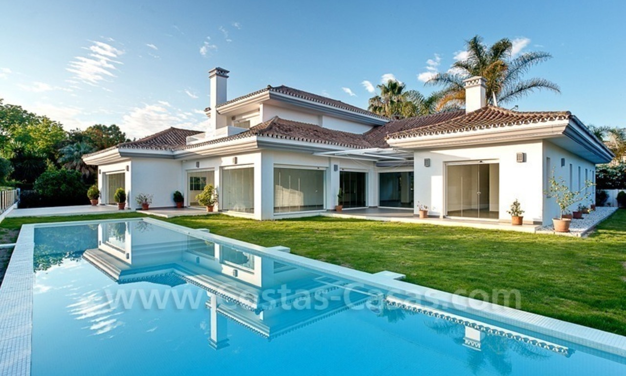 Villa de estilo moderno situada en primera línea de golf en Nueva Andalucía, Marbella 0