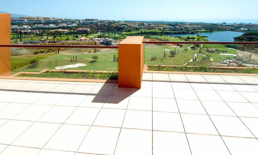 Apartamentos de lujo en el golf a la venta, Marbella - Benahavis 24008