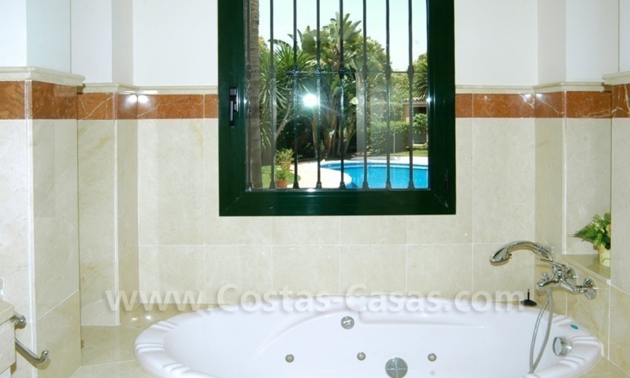 Villa única de estilo andaluz situada en primera línea de golf para comprar en Nueva Andalucía, Marbella 22