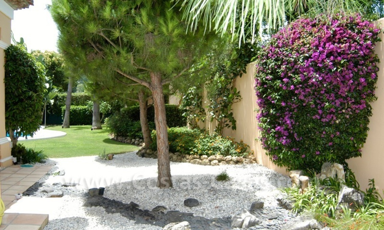 Villa única de estilo andaluz situada en primera línea de golf para comprar en Nueva Andalucía, Marbella 7