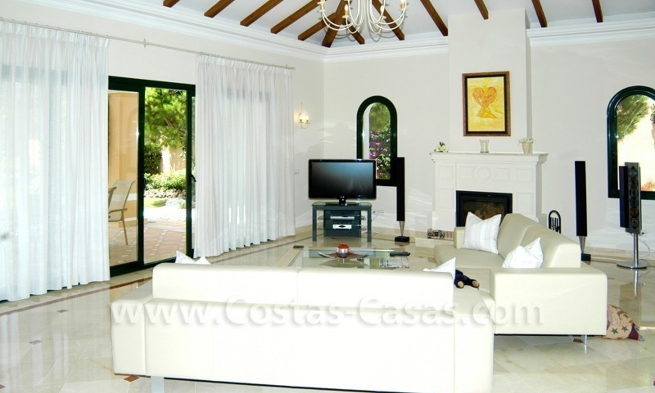 Villa única de estilo andaluz situada en primera línea de golf para comprar en Nueva Andalucía, Marbella 13
