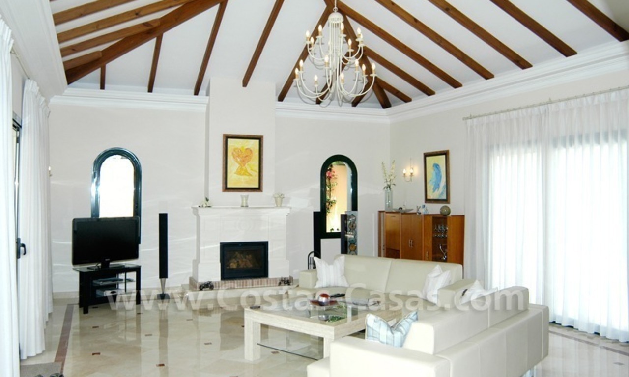Villa única de estilo andaluz situada en primera línea de golf para comprar en Nueva Andalucía, Marbella 14