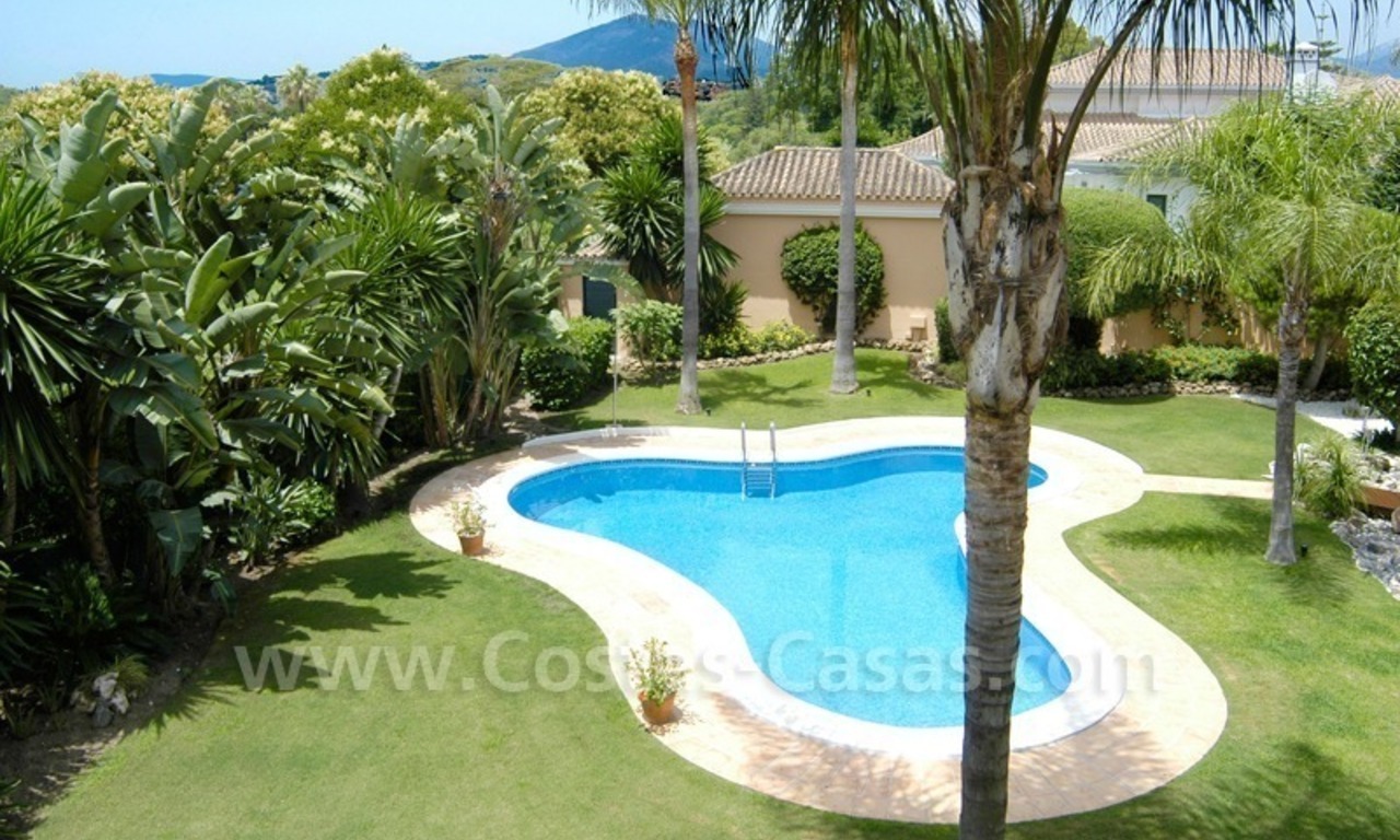 Villa única de estilo andaluz situada en primera línea de golf para comprar en Nueva Andalucía, Marbella 9