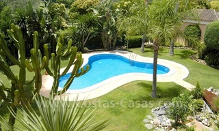 Villa única de estilo andaluz situada en primera línea de golf para comprar en Nueva Andalucía, Marbella 11
