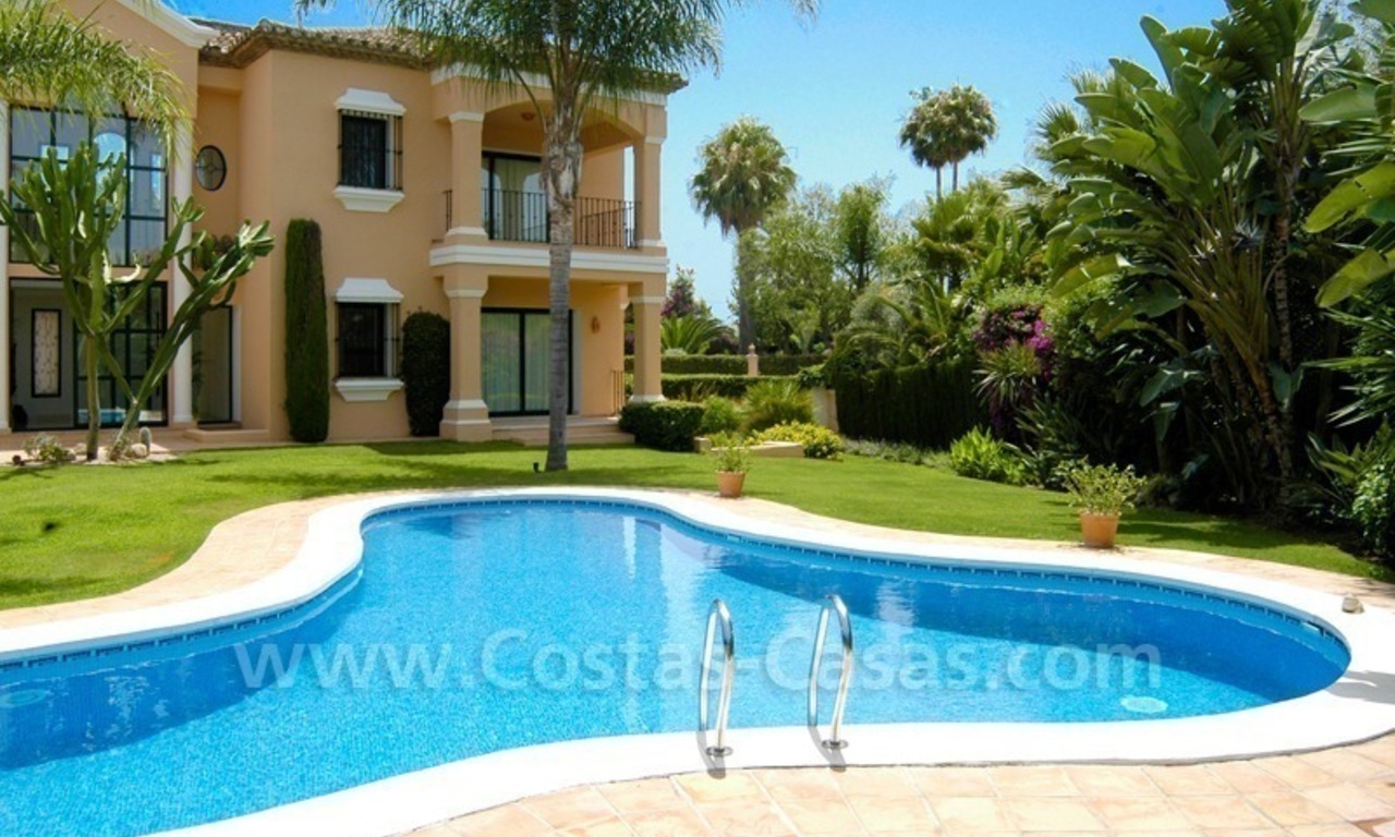 Villa única de estilo andaluz situada en primera línea de golf para comprar en Nueva Andalucía, Marbella 1