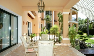 Villa única de estilo andaluz situada en primera línea de golf para comprar en Nueva Andalucía, Marbella 6