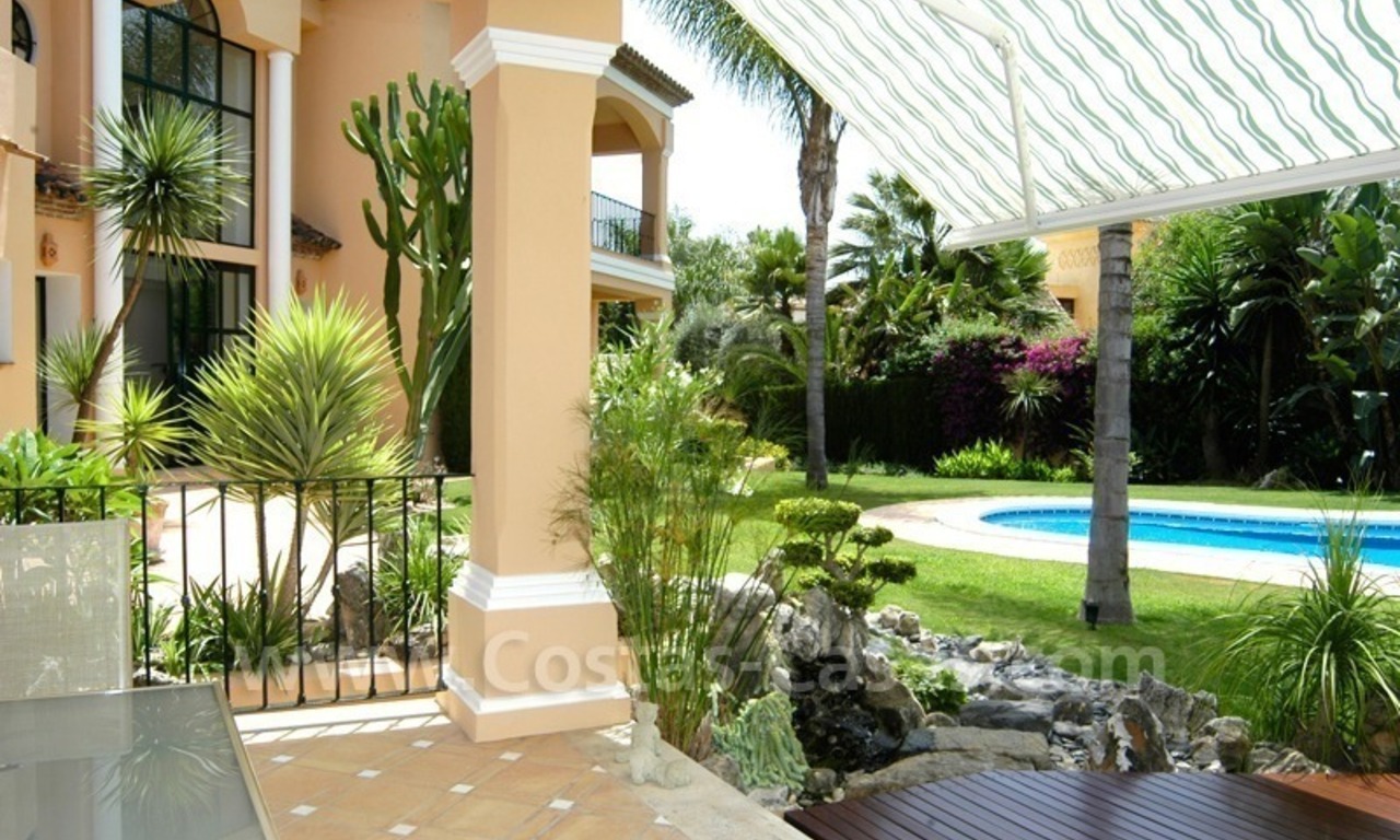 Villa única de estilo andaluz situada en primera línea de golf para comprar en Nueva Andalucía, Marbella 2
