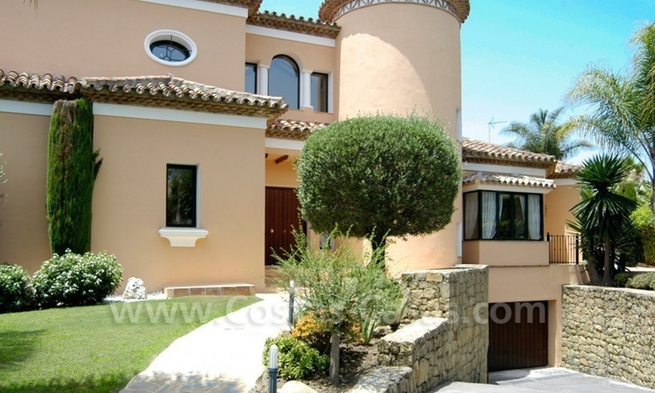 Villa única de estilo andaluz situada en primera línea de golf para comprar en Nueva Andalucía, Marbella 3
