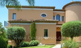 Villa única de estilo andaluz situada en primera línea de golf para comprar en Nueva Andalucía, Marbella 4