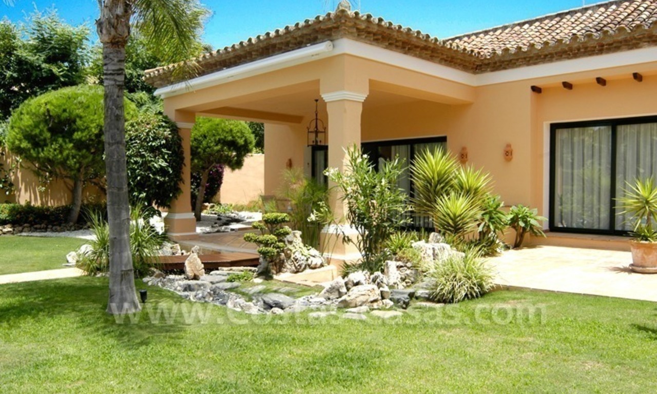 Villa única de estilo andaluz situada en primera línea de golf para comprar en Nueva Andalucía, Marbella 5