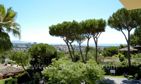 Ganga adosada de golf para comprar en zona de alto standing en Nueva Andalucía, Marbella 