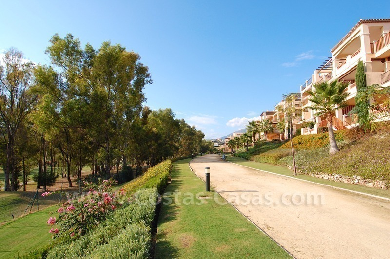 Ofertas: apartamentos de lujo en primera línea de gol para comprar en la zona de Marbella – Benahavis.