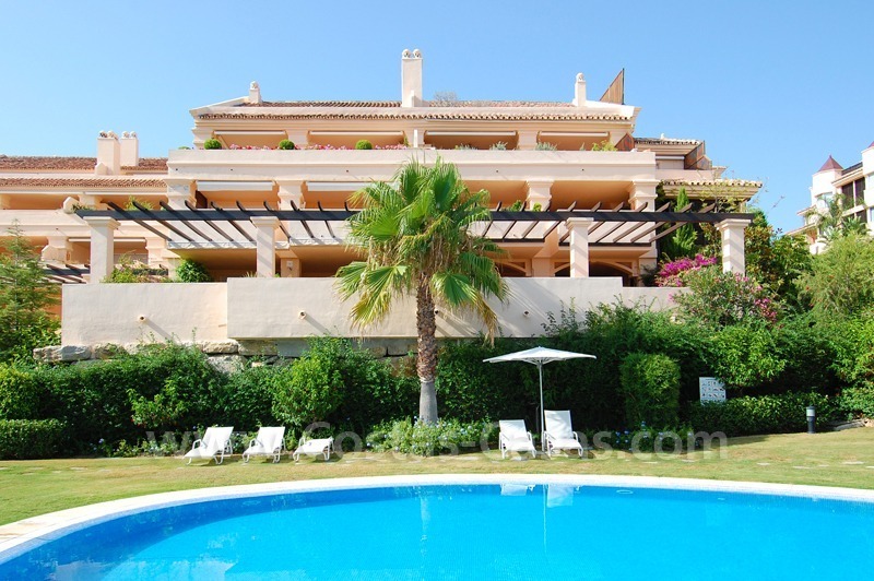 Amplio apartamento de lujo a la venta en Nueva Andalucía – Marbella