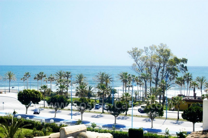 Apartamento ático duplex para comprar en complejo situado en primera línea de playa en Marbella