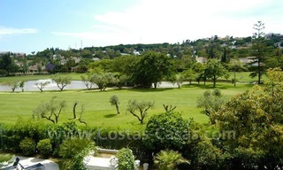 Villa exclusiva en primera línea de golf de estilo asiático a la venta en Nueva Andalucía - Marbella 4