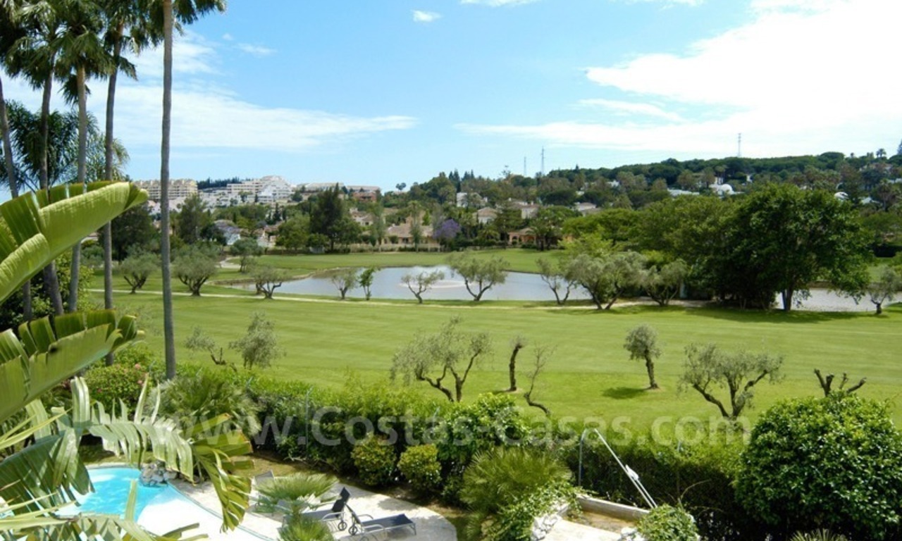 Villa exclusiva en primera línea de golf de estilo asiático a la venta en Nueva Andalucía - Marbella 3