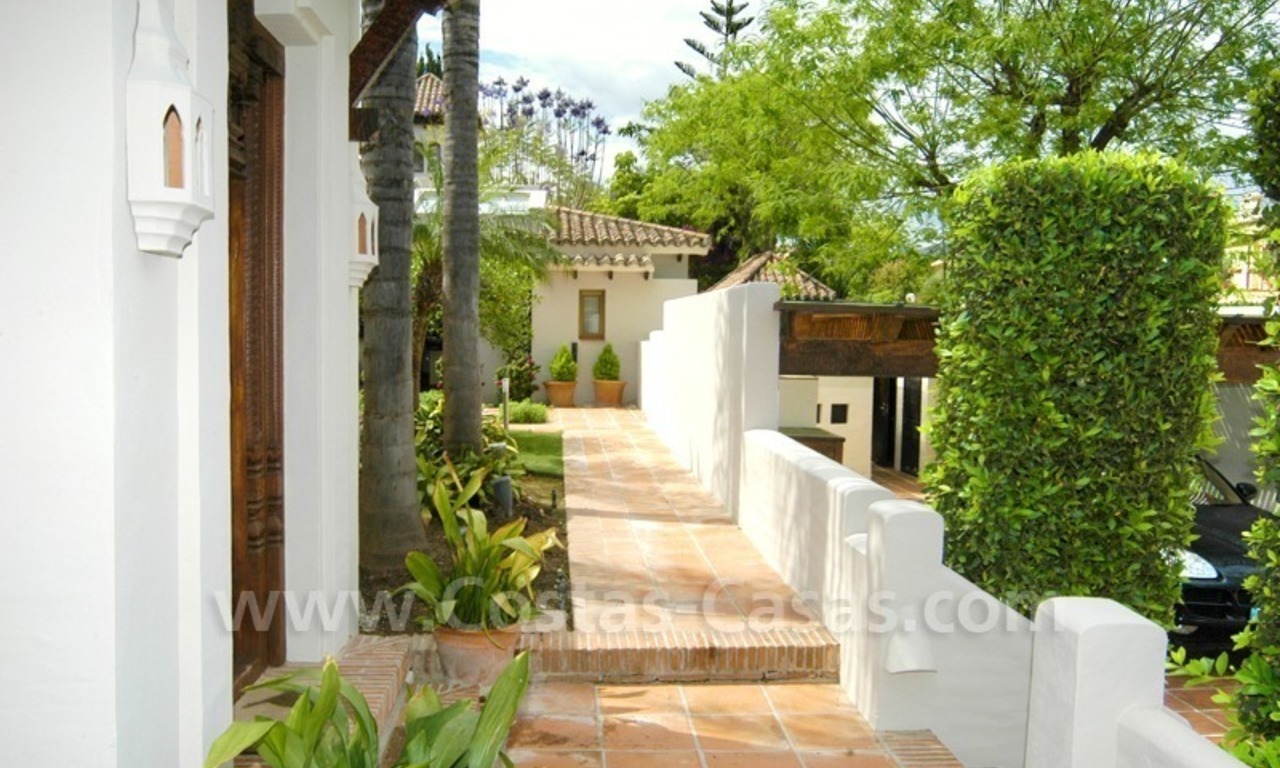 Villa exclusiva en primera línea de golf de estilo asiático a la venta en Nueva Andalucía - Marbella 12