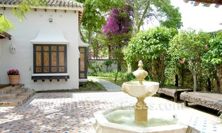 Villa exclusiva en primera línea de golf de estilo asiático a la venta en Nueva Andalucía - Marbella 11