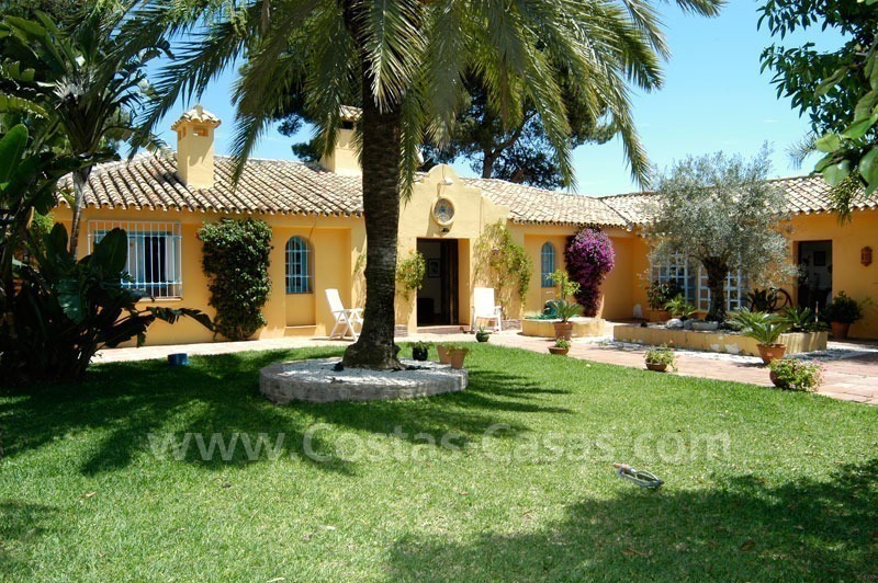 Villa de estilo rústico con picadero y establos a la venta en Marbella - Costa del Sol