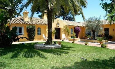 Villa de estilo rústico con picadero y establos a la venta en Marbella - Costa del Sol 