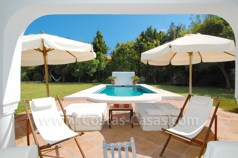Villa independiente totalmente renovada cerca de la playa a la venta en Marbella