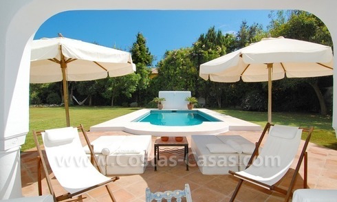 Villa independiente totalmente renovada cerca de la playa a la venta en Marbella 