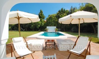 Villa independiente totalmente renovada cerca de la playa a la venta en Marbella 0