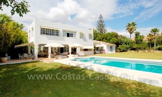 Villa independiente totalmente renovada cerca de la playa a la venta en Marbella 2