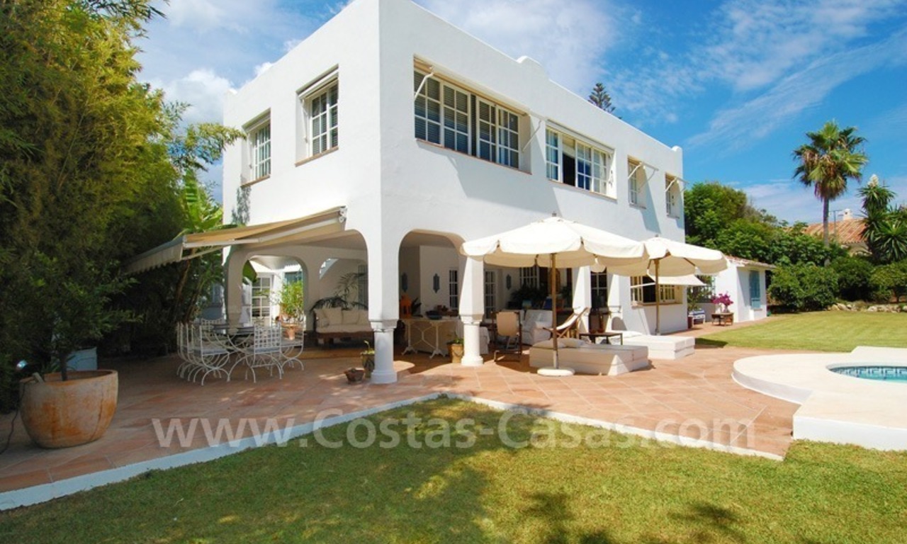 Villa independiente totalmente renovada cerca de la playa a la venta en Marbella 1