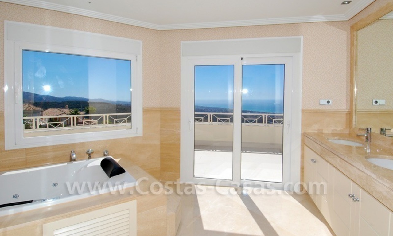 Villa de nueva contrucción de estilo moderno andaluz para comprar en Marbella 19