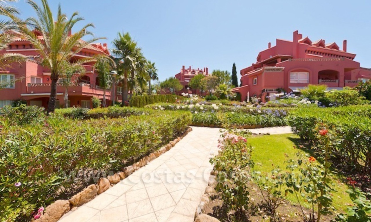 Apartamento situado cerca de la playa a la venta en complejo de primera línea de mar en Marbella 3