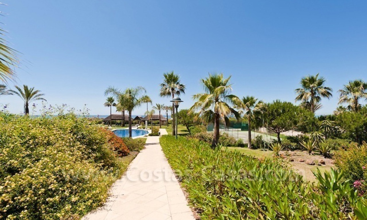 Apartamento situado cerca de la playa a la venta en complejo de primera línea de mar en Marbella 1