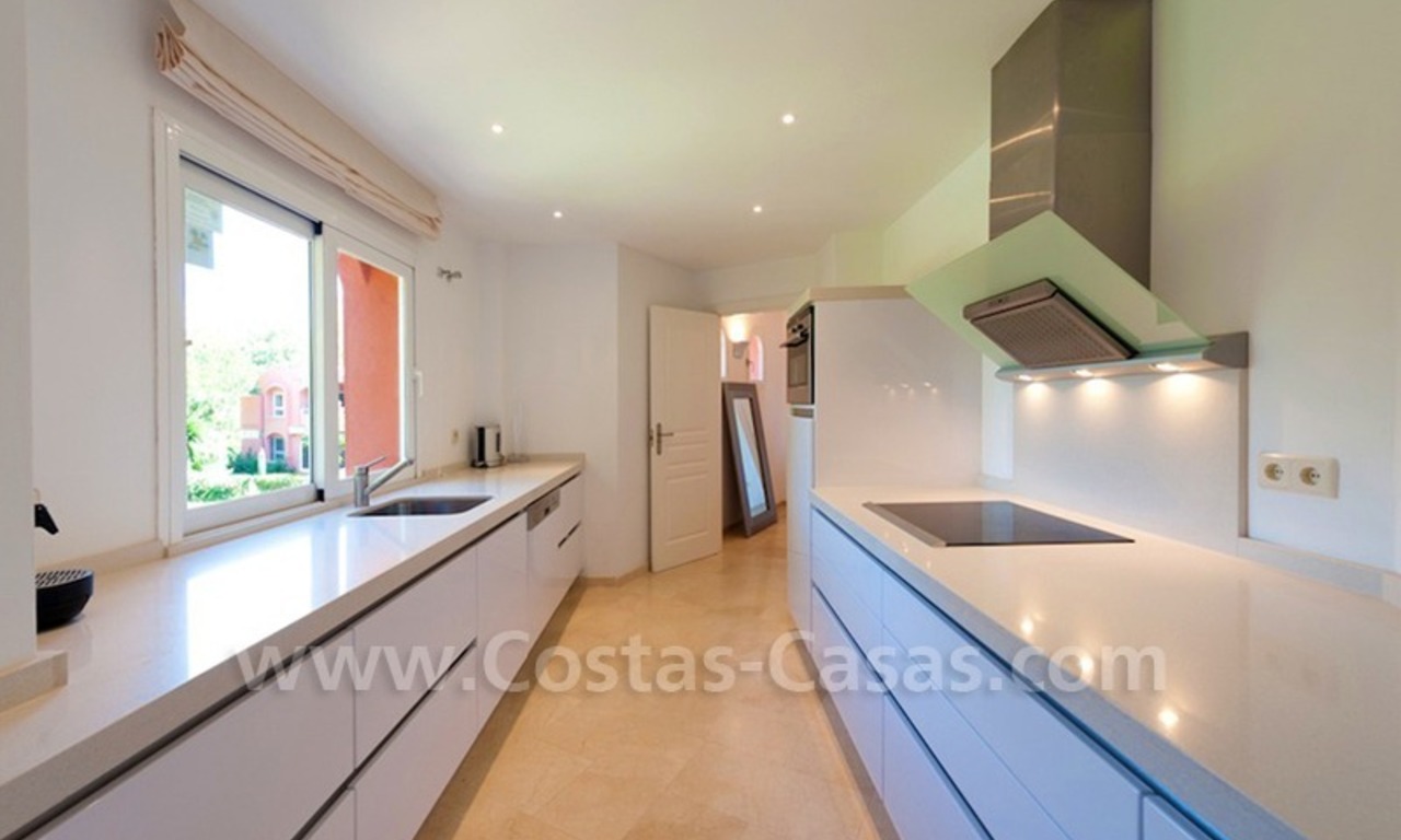 Apartamento situado cerca de la playa a la venta en complejo de primera línea de mar en Marbella 10